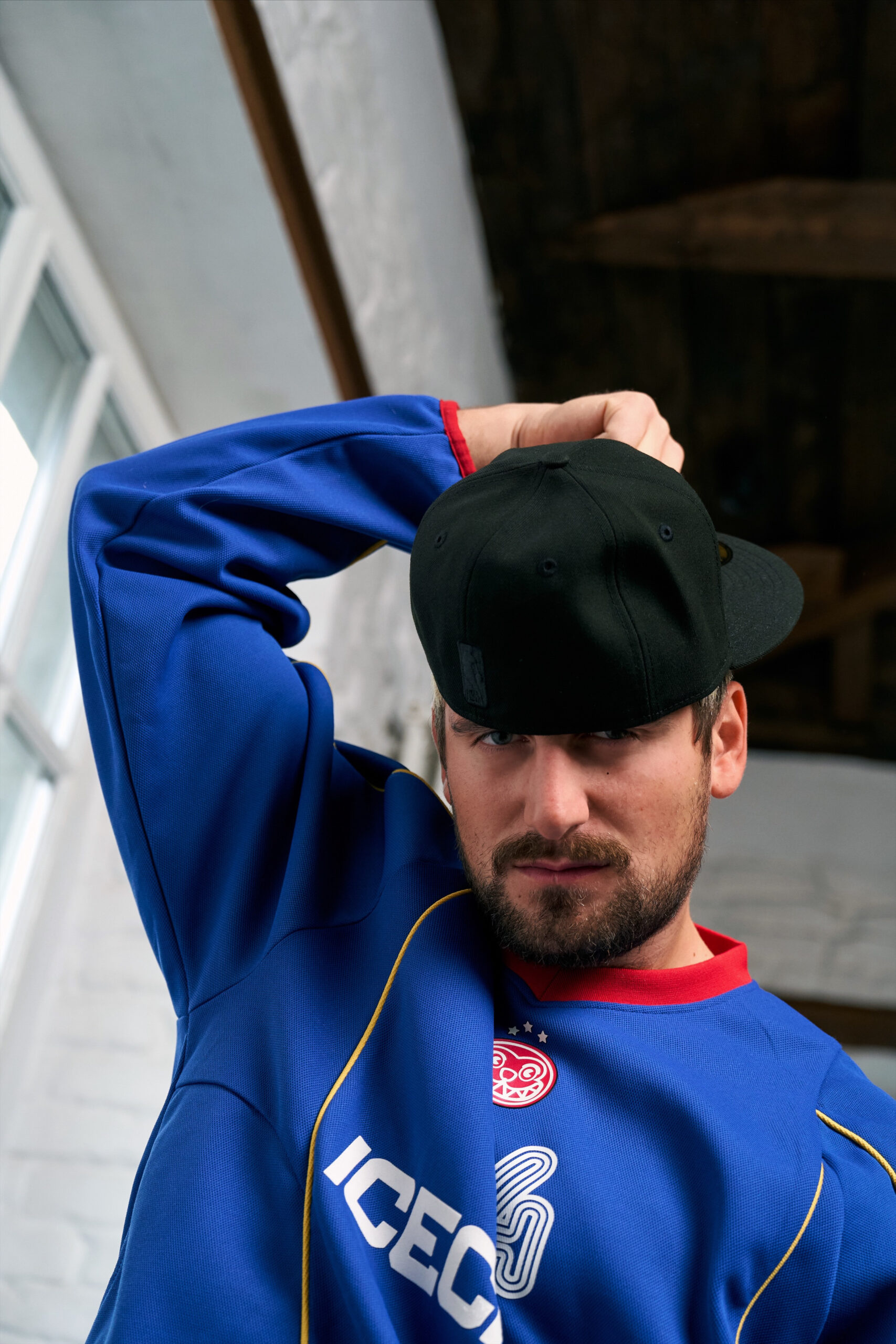 Почему закрытая сзади/fitted-кепка, надетая задом наперёд, снова стала стильной?