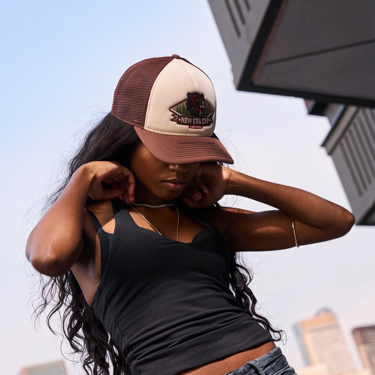 Бейсболка NEW ERA 9FORTY M-CROWN A-FRAME TRUCKER GRAPHIC БЕЖЕВАЯ / КОРИЧНЕВАЯ